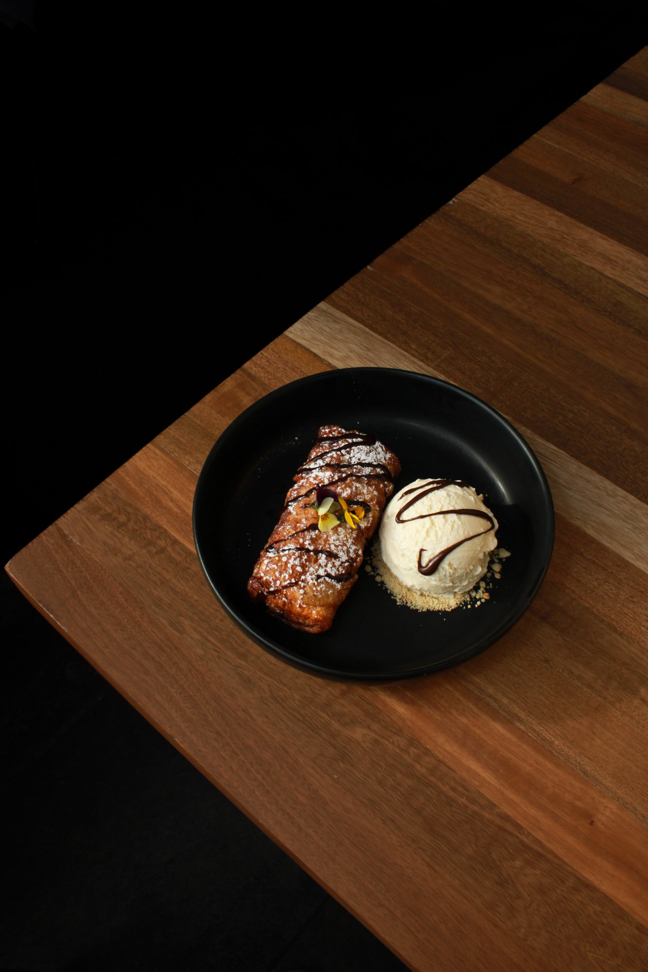 Postre con helado y chocolate