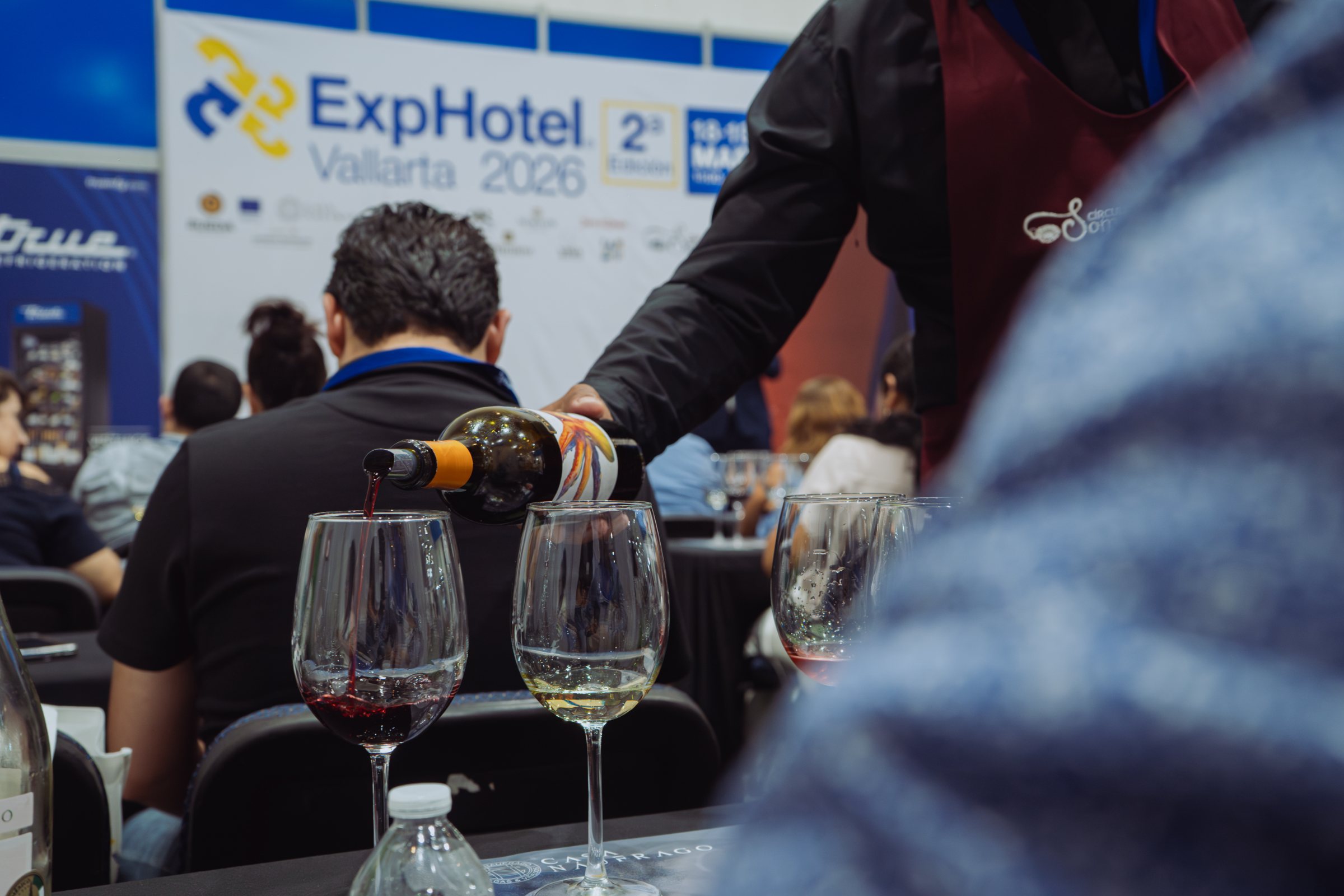 Servicio de vino en cata
