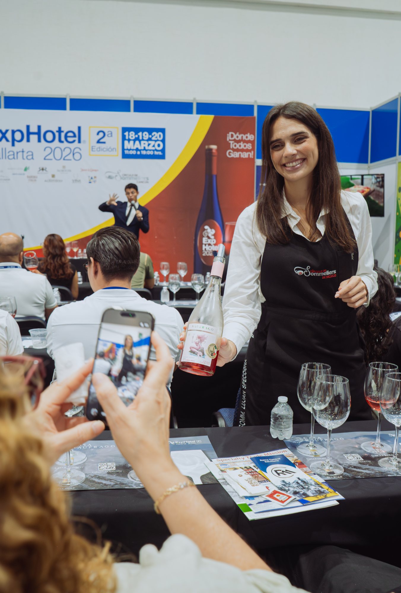 Sommelier de Casa Náufrago con vino rosado