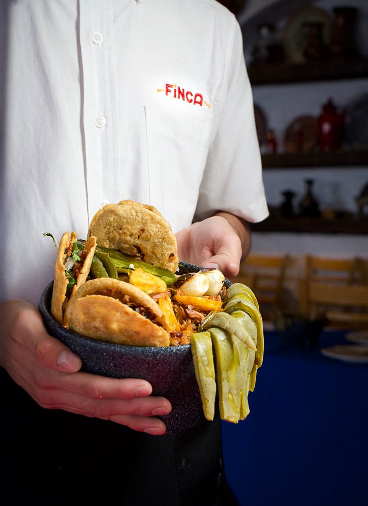 Mesero de La Finca con molcajete