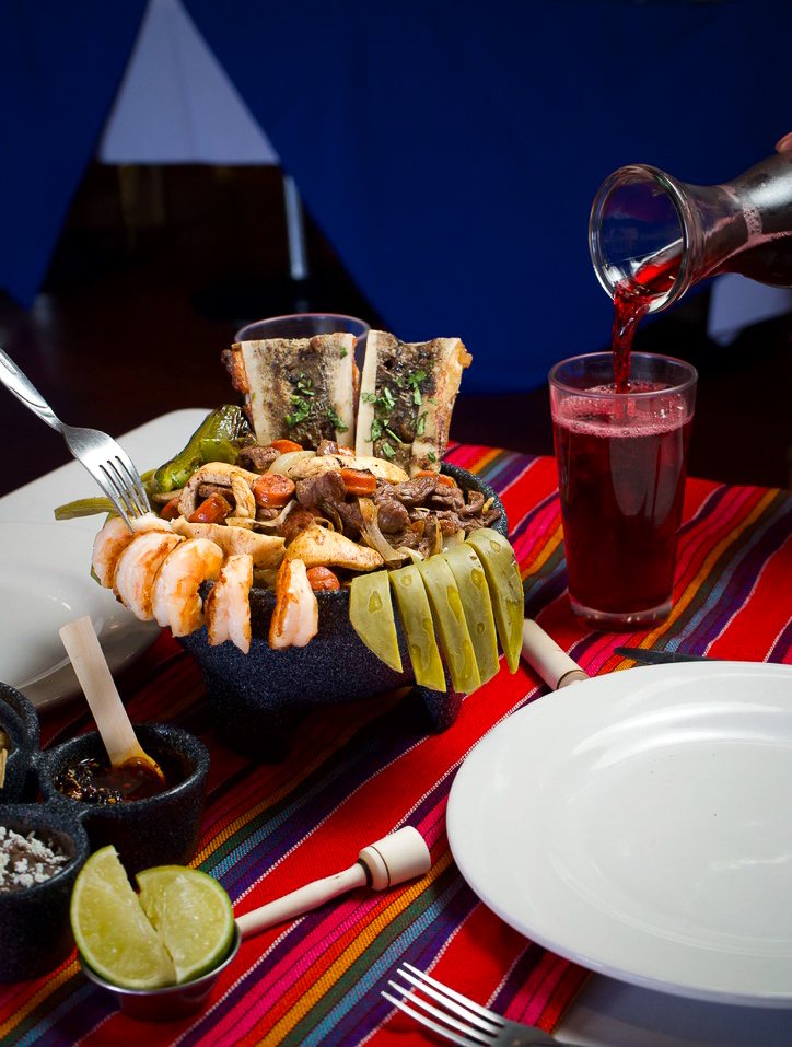 Molcajete con agua de jamaica