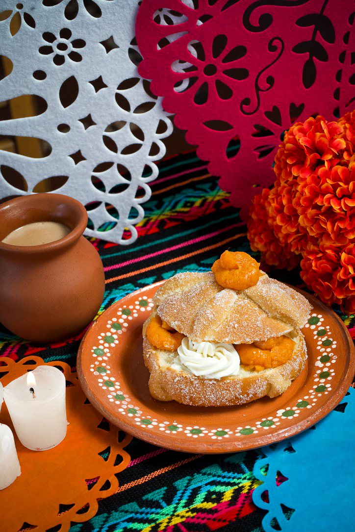 Pan de muerto relleno con café de olla