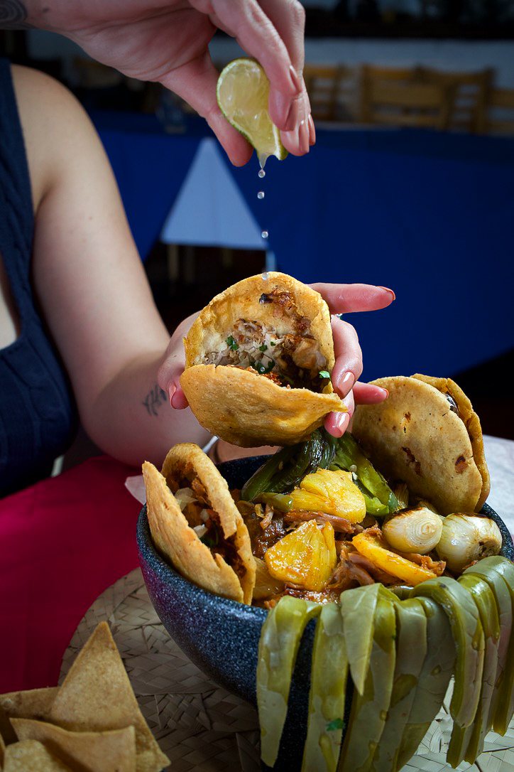 Taco dorado con limón