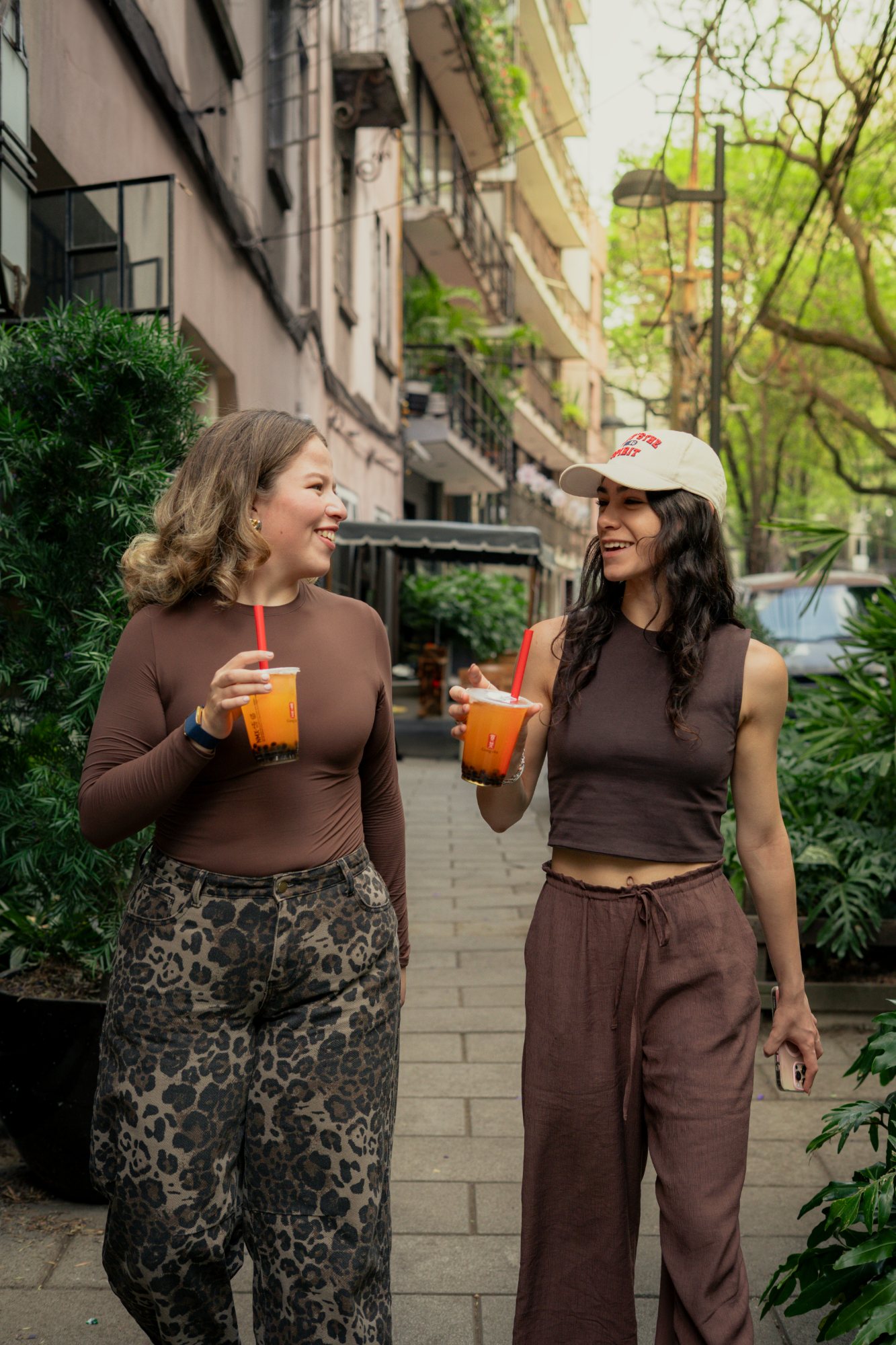Amigas caminando con Gong Cha