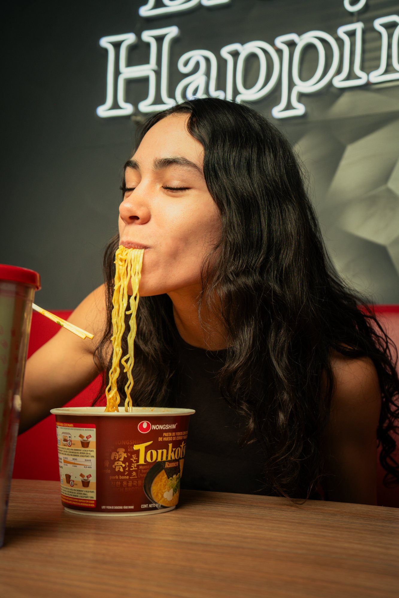 Neón Brewing Happiness con ramen