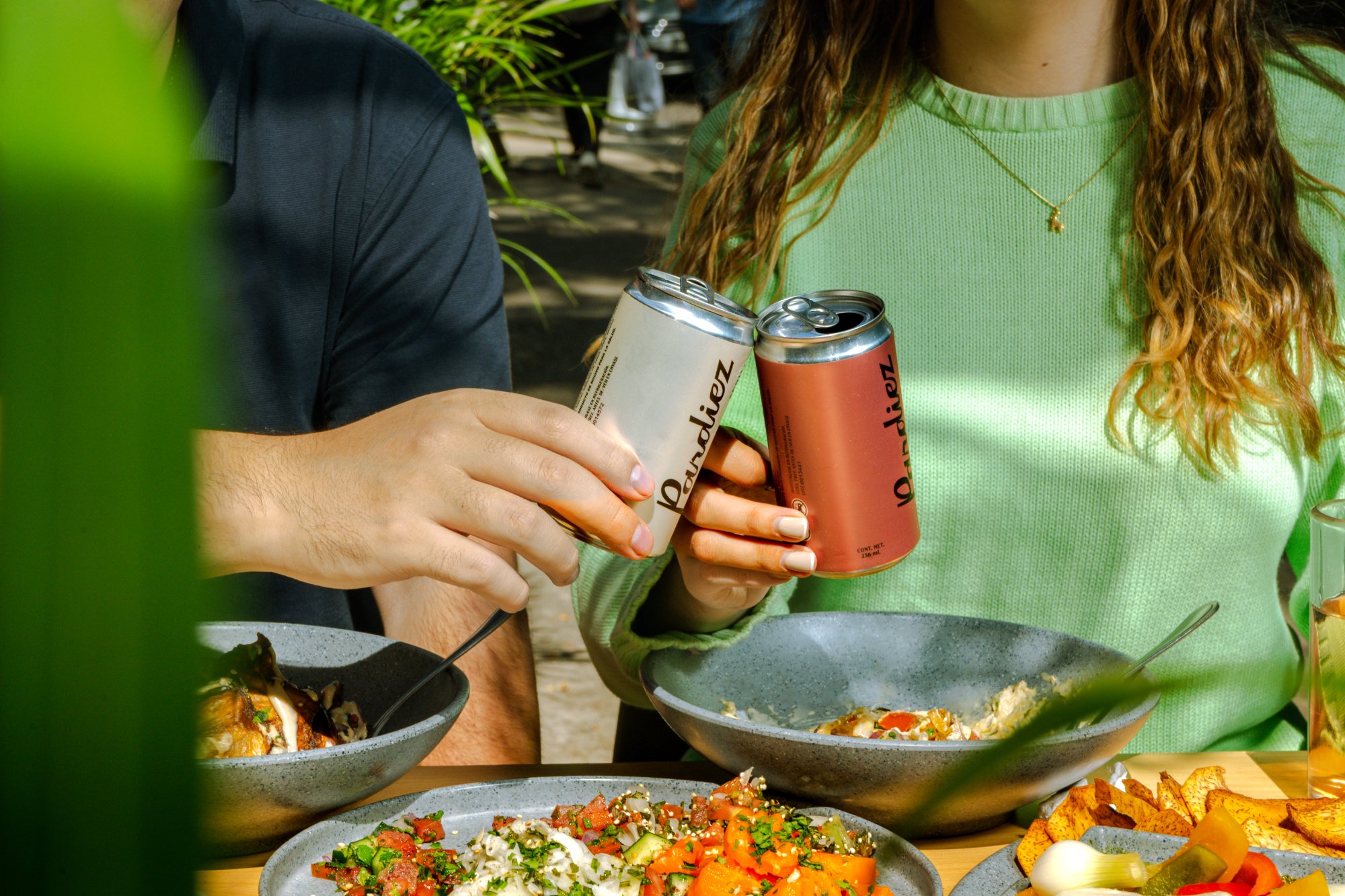 Brindis con latas Pardiez al aire libre