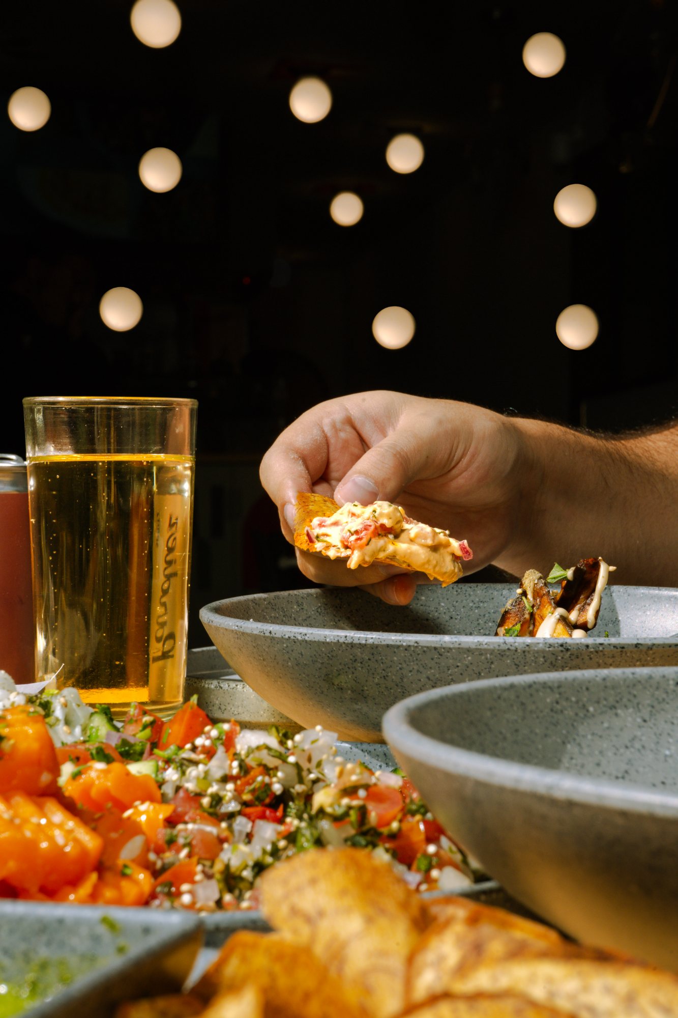 Dip de hummus con chips y bokeh