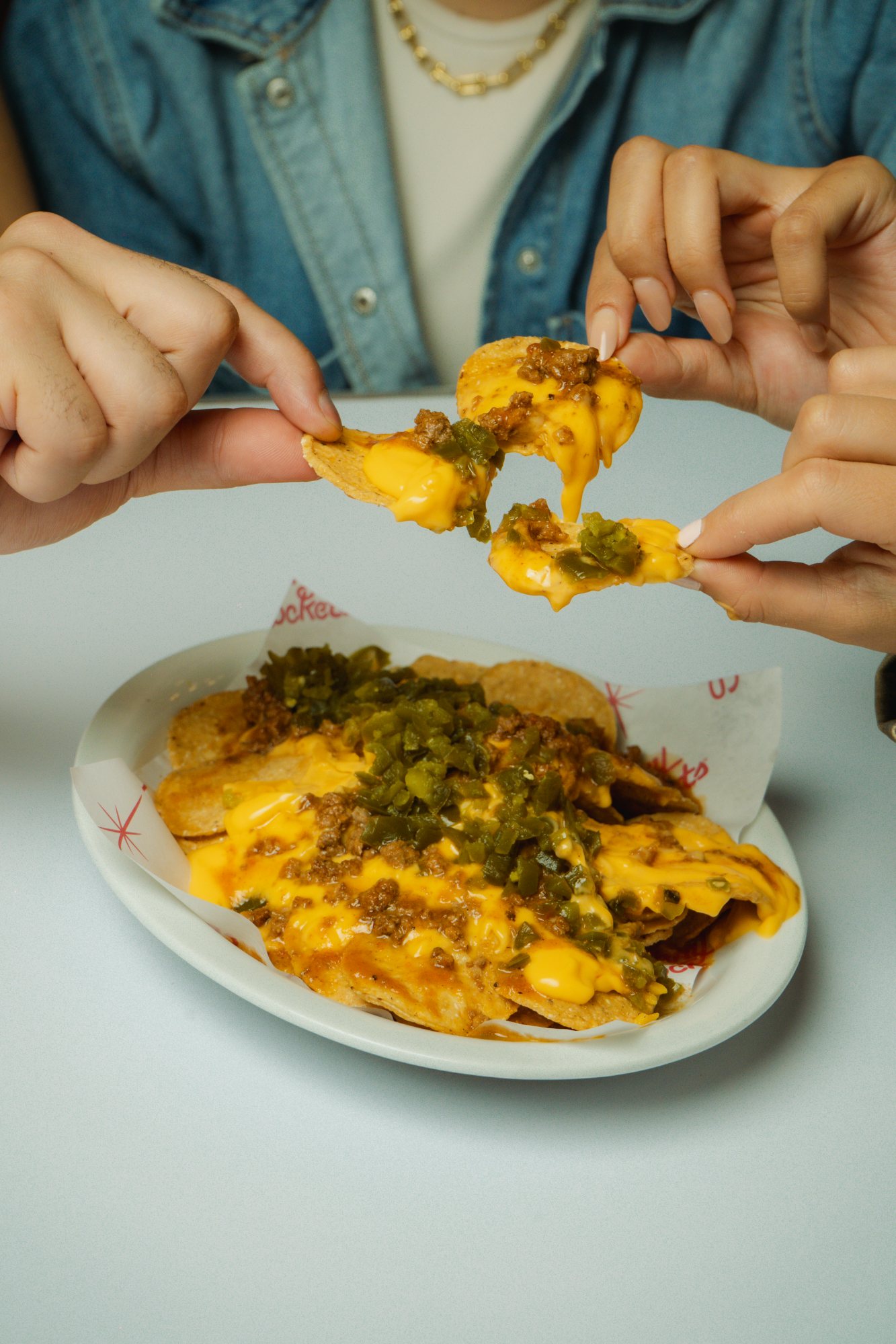Burger bajo el neón Johnny Rockets