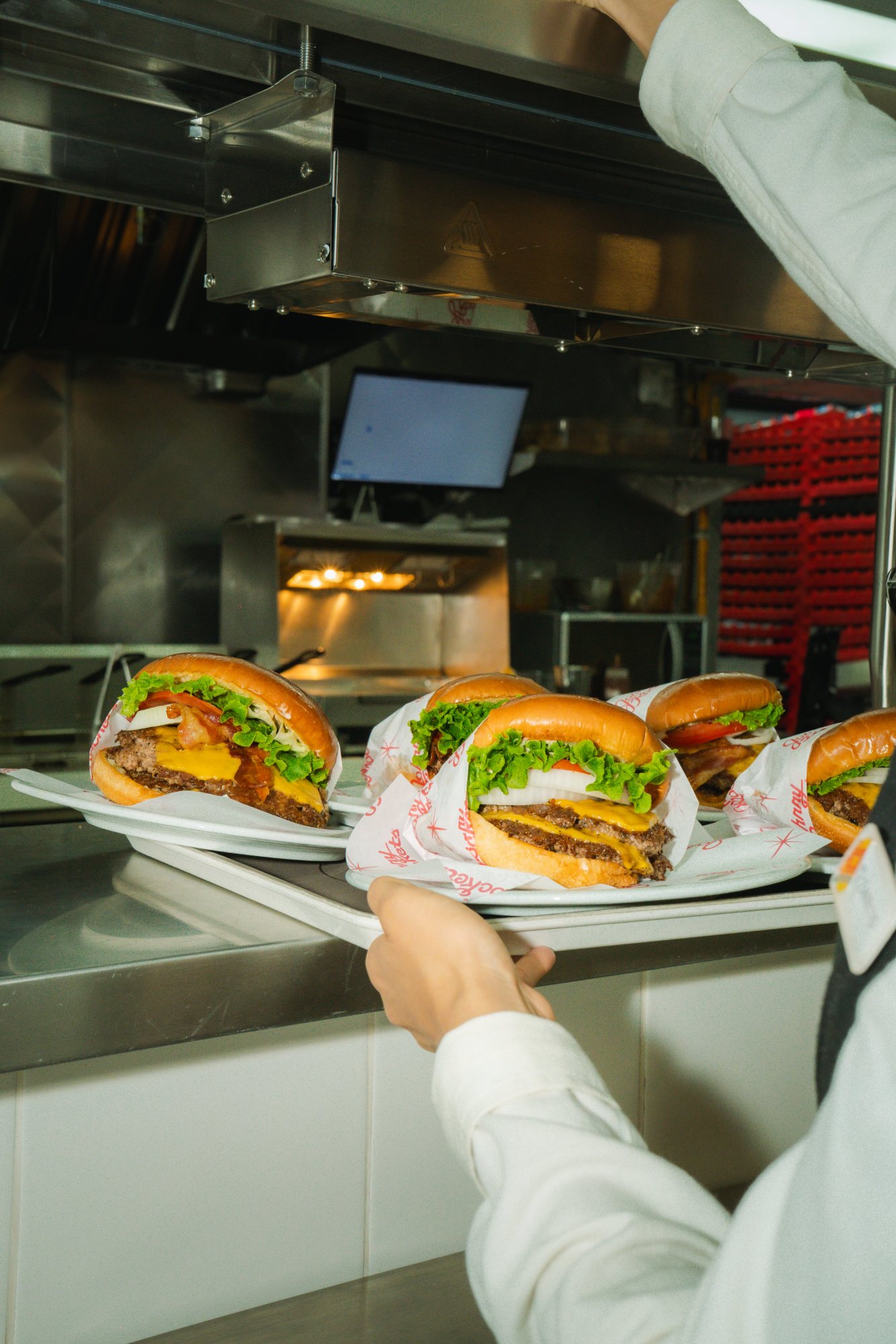 Staff preparando burgers en cocina