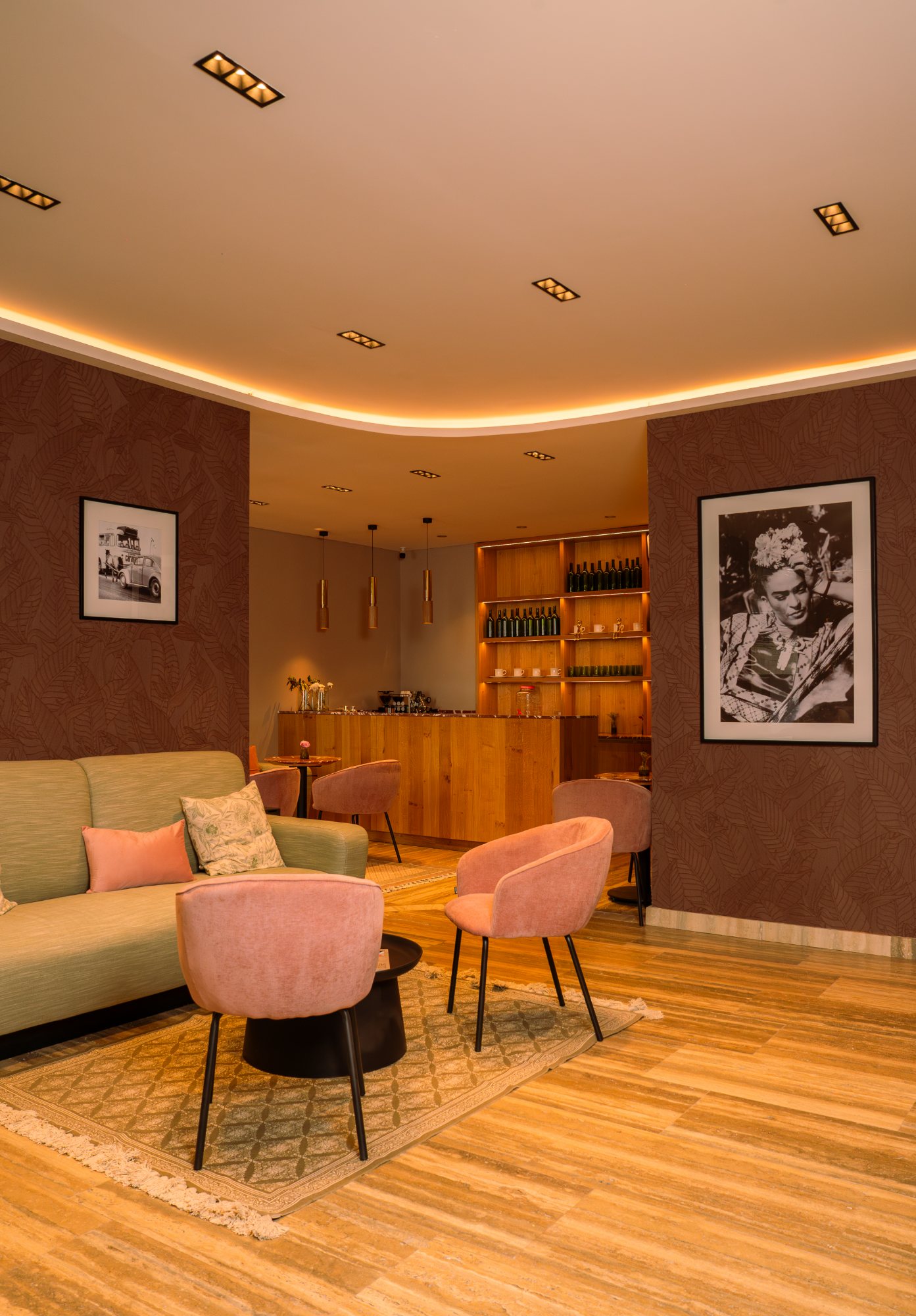 Lobby Ubicuo con mural de Frida
